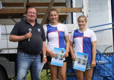 Oliver Bungers, der Präsident des Bayerischen Kanu-Verbandes (BKV), zeichnete Annika (Bildmitte) und Lea Wirl als Jugendsportlerinnen des Jahres 2023 im BKV aus.